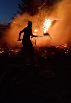 תושבי הקהילה מכבים באמצעות מחבטים את האש שהציתו המתנחלים. התמונה באדיבות תושבים