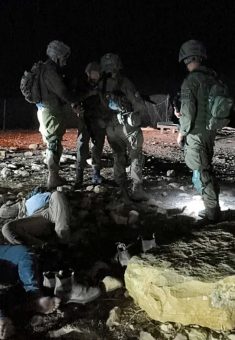 جنود يحتجزون في التجمّع الأهالي الذين هاجمهم المستوطنون. صورة قدّمها ناشطو منطقة الأغوار مشكورين