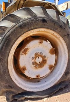 إطارات التراكتور التي ثقبها المستوطنون. صورة قدّمها السكان مشكورين