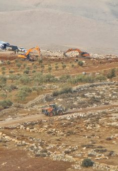 جرافة تابعةللمستوطنين تشقالطرق في أراضي القرية. صورة قدمها السكان مشكورين