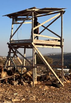 מתנחל בשטח הקהילה ביום גניבת הצאן. התמונה באדיבות התושבים