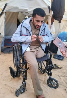 محمود أبو فول بجانب خيمته في مخيم اللاجئين على شاطئ الزوايدة في جنوب قطاع غزة. صورة قدمها الشاهد مشكورًا 