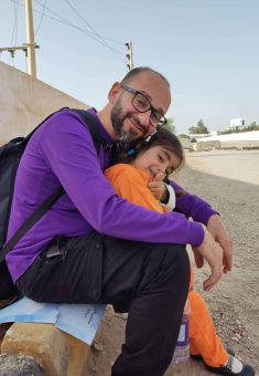 سامي الساعي مع ابنته. صورة قدمها الشاهد مشكورًا 