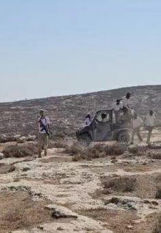 המתנחל החמוש לצד מתנחלים רעולי פנים. התמונה באדיבות תושבים