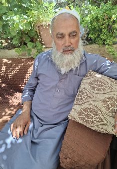 مصطفى ملحم في منزله. صورة قدمه الشاهد مشكورًا