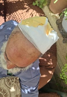 مصطفى ملحم في منزله. صورة قدمه الشاهد مشكورًا