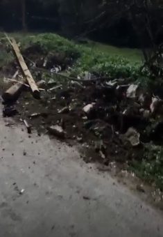 عامود الكهرباء الذي اصطدمت به السيّارة قبل توقّفها. لقطة من فيديو تداولته شبكات التواصُل الاجتماعيّ، استخدام وفقاً للبند 27أ من قانون حقوق التأليف والنشر  