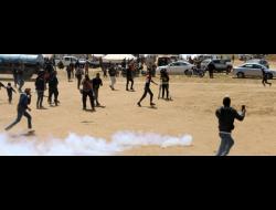 Tear gas fired at demonstrators' tents in Khuza'a. Photo: Muhammad Sabah, B'Tselem, 7 April 2018