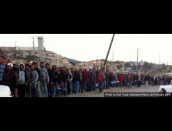 Palestinian workers wait on line early in the morning to cross Barta’a Checkpoint. Photo by Ruti Tuval, MachsomWatch, 28 February 2016
