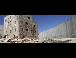 בית נטוש ליד גדר ההפרדה בעיירה ביר נבאלא, 24.9.12. צילום: אן פק, activestills.org. 