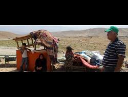 בני משפחת דר'ארמה ליד שיירי רכושם לאחר שהמנהל האזרחי הרס את ביתם באל-פארסייה. צילום: עאטף אבו א-רוב, בצלם, 10.8.10.