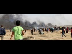 ירי גז בהפגנה ממזרח לעיר עזה. צילום: מוחמד סבאח, בצלם, 27.4.18