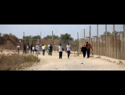 Palestinian workers entering Israel through gaps in the Separation Barrier, Far’on, Tulkarm District. Photo: Ahmad al-Bazz, Activestills, 5 Aug. 2020
