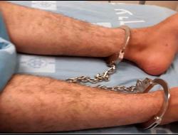 רגליו של מוקבל, שנאזקו למיטת בית החולים. צילום: מוסא אבו השהש, בצלם, 2.12.20