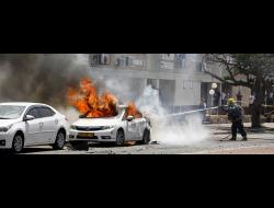 سيّارة أصيبت بصاروخ في أشكلون، جنوب إسرائيل. تصوير نير الياس، رويترز، 11 أيّار 2021. 