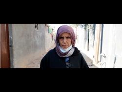 סועאד אל-עמור, שלא זכתה לראות את בנה סאמי שנפטר במהלך מאסרו לאחר שנתיים שבהם מנעה ממנה ישראל לבקר אותו. צילום: ח'אלד אל-עזאייזה, בצלם, 23.11.21