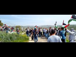 متظاهرون في بلعين. تصوير: ساريت ميخائيلي، بتسيلم 1.4.22