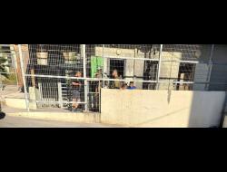 الجنود يحتجزون غازي وهمام محارمة في الحاجز. الصورة قدمها بعض المارّة من هناك مشكورين.  