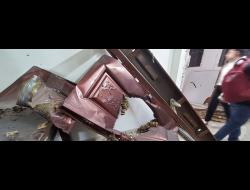 باب الشقّة التي احتُجِز فيها الطالبان الجامعيّان مع مستأجرِين آخرين. تصوير: سلمى الدبعي، بتسيلم، 3.4.23