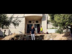 הישאם עג'לוני בכניסה לביתו בחברון. צילום: מנאל אל-ג'עברי, בצלם