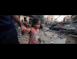 طفلة في غزة بعد غارة إسرائيلية. تصوير: محمد زعنون، رويترز، 7.10.23