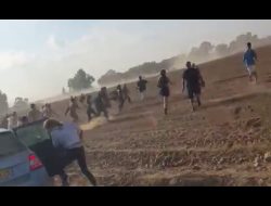 موطنون إسرائيليون يهربون من المسلحين الفلسطينيين في منطقة رعيم في غلاف غزة، 7.10.23. الصورة من شريط نُشر على منصات التواصل الاجتماعي. الاستخدام وفقاً للبند 27أ من قانون حقوق الإنتاج