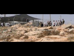صورة توضيحية: جنود يُدخِلون معتقلين فلسطينيين إلى معسكر الجيش "متسدوت يهودا" في تلال جنوب الخليل، 5.8.23.  لا علاقة للأشخاص في الصورة بالحادثة موضوع التقرير. تصوير: إيتاي فايطلسون، 5.8.22 