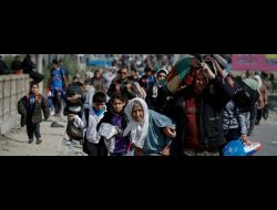 Palestinians fleeing north Gaza move southward, 10 November 2023 .Photo by Ibraheem Abu Mustafa, Reuters
