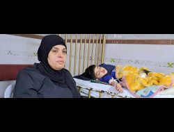 אמאני חשאש בבית החולים עם בנה איבראהים. צילום: סלמא א-דיבעי, בצלם 