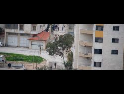 עקורים נמלטים מחיילים במהלך פשיטה על מחנה הפליטים נור שמס בטול-כרם. צילום: והאג' בני מופלח, אקטיבסטילס, 9.2.25