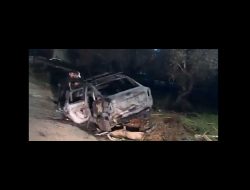 سيارة قيس علان المحترقة. لقطة من فيديو تداولته شبكات التواصُل الاجتماعيّ، استخدام وفقاً للبند 27أ من قانون حقوق التأليف والنشر   