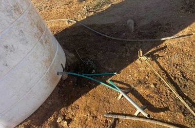 أنبوب قصّه المُستوطنون. تصوير: باسل العدرا، بتسيلم