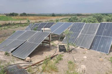 לוחות סולאריים שניפצו המתנחלים. צילום: עארף דראר'מה, בצלם