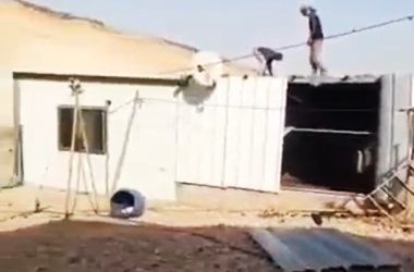 בני המשפחה מפרקים את מבנה המגורים שלה לקראת העזיבה. מתוך תיעוד וידיאו, עארף דראר'מה, בצלם