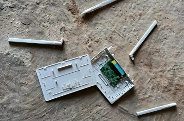 סוללת לוחות סולאריים שהשחיתו המתנחלים. צילום: עארף דראר'מה, בצלם