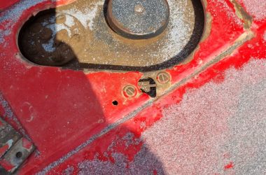 סוכר שנותר על גוף הטרקטור. התמונה באדיבות התושבים