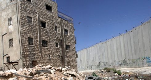بيت مهجور بمحاذاة الجدار الفاصل في بلدة بير نبالا، 24/9/2012. تصوير: آن بك، activestills.org.