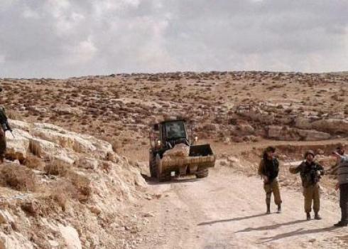 דחפור של הצבא מוביל סלעים לחסימת דרך במסאפר יטא, 9.11.17. צילום: נידאל יונס, ראש מועצת מסאפר יאטא, תושב ח'רבת ג'ינבה.