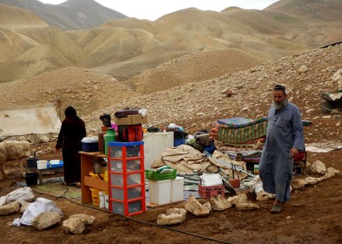 בני משפחת בני מניה ליד הריסות אוהל המגורים שלהם. צילום: עארף דראר'מה, בצלם, 24.1.18