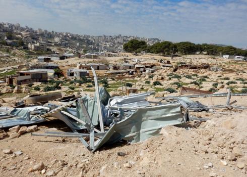 ركام المنزل الذي هدمته الإدارة المدنية في تجمع جبل البابا. في الخلفية: مستوطنة معالي أدوميم. تصوير: عامر عاروري، بتسيلم 20.2.2018