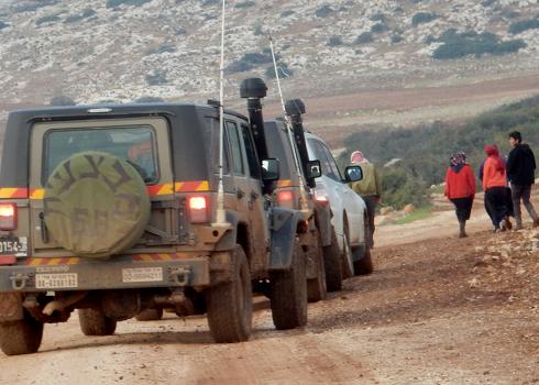 مواطنون تم إخلاؤهم من خربة إبزيق أثناء تدريبات عسكرية في كانون أول 2016. تصوير: عارف دراغمة، بتسيلم