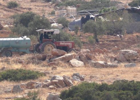 Family members leaving their homes on a tractor. Photo: 'Aref Daraghmeh, B'Tselem, 15 August 2018