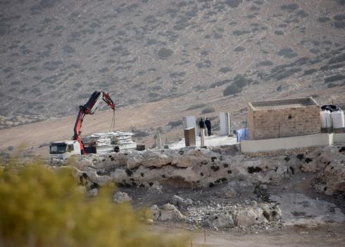 העמסת חלקי הקרוואן על משאית של המנהל. צילום: עארף דראר'מה, בצלם, 23.10.18