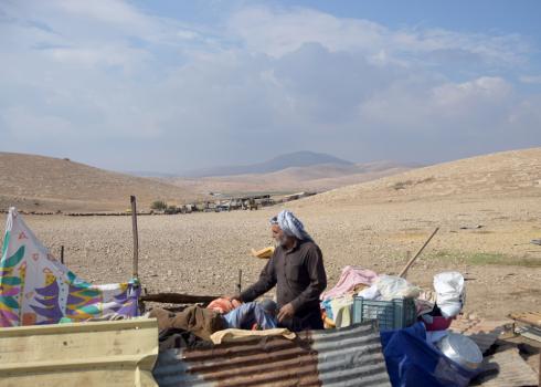 עמר בשאראת, תושב אל-חידידייה, ליד מה שנותר מרכושו. צילום: עארף דראר'מה, בצלם, 6.11.18