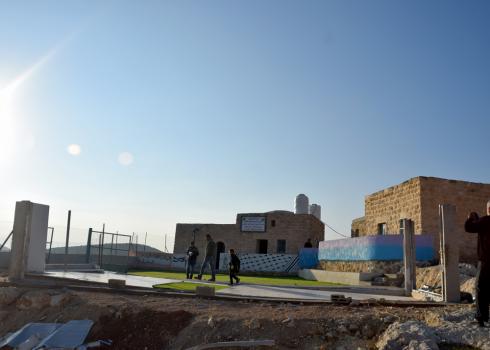 יסודות הצריף שהוחרם בבית הספר היסודי של איבזיק. צילום: עארף דראר'מה, בצלם, 8.11.18