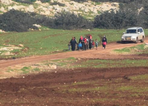 ג'יפ של המנהל האזרחי נוסע אחרי בני המשפחות המתפנים ברגל. צילום: עארף דר'ארמה, בצלם, 23.12.18