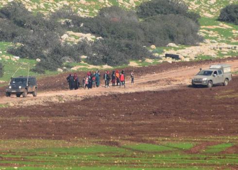 בני המשפחות מתפנים ברגל היום. צילום: עארף דראר'מה, בצלם, 26.12.18