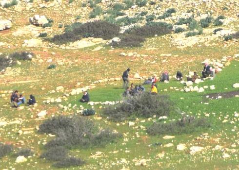 תיאור תמונה: חלק מבני המשפחות שהתפנו מבתיהן. צילום: עארף דראר'מה, בצלם, 13.1.19