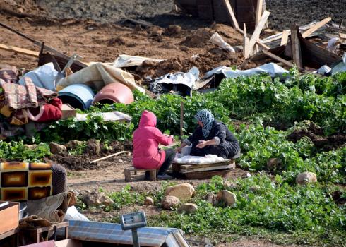 نساء من العائلة يحضرن الجبن بالقرب من أنقاض بيتهن. تصوير: عارف دراغمة، 19.2.19