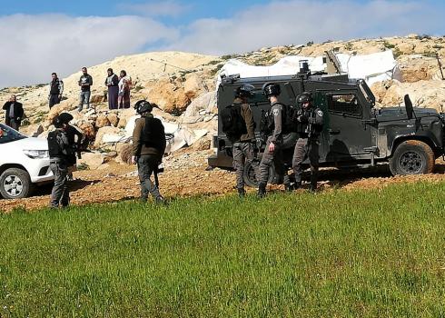 Confiscation of the tent in Khirbet al-Fakhit. Photo by Nasser Nawaj'ah, B'Tselem